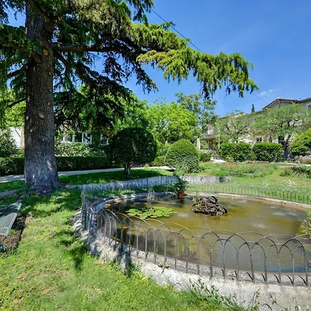 D'hotes - - Des Roses Bed and breakfast Nimes