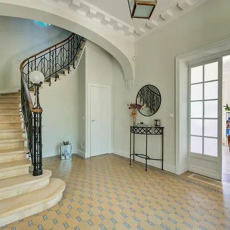 D'hotes - - Des Roses 3* Nimes