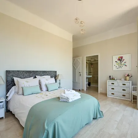 Frühstückspension D'hotes - - Des Roses Nîmes