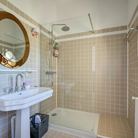 D'hotes - - Des Roses Bed and breakfast Nimes