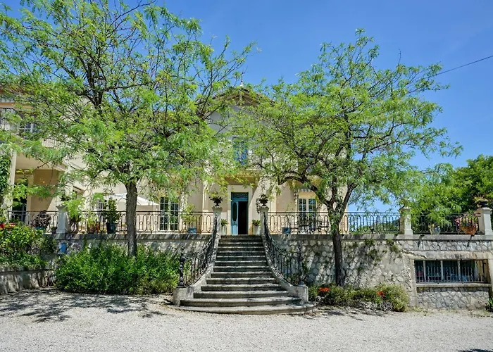 Alojamento de Acomodação e Pequeno-almoço D'hôtes - - Des Roses Nîmes